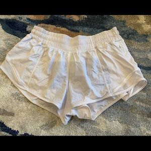 lululemon hotty hot low-rise lined short (2.5”)